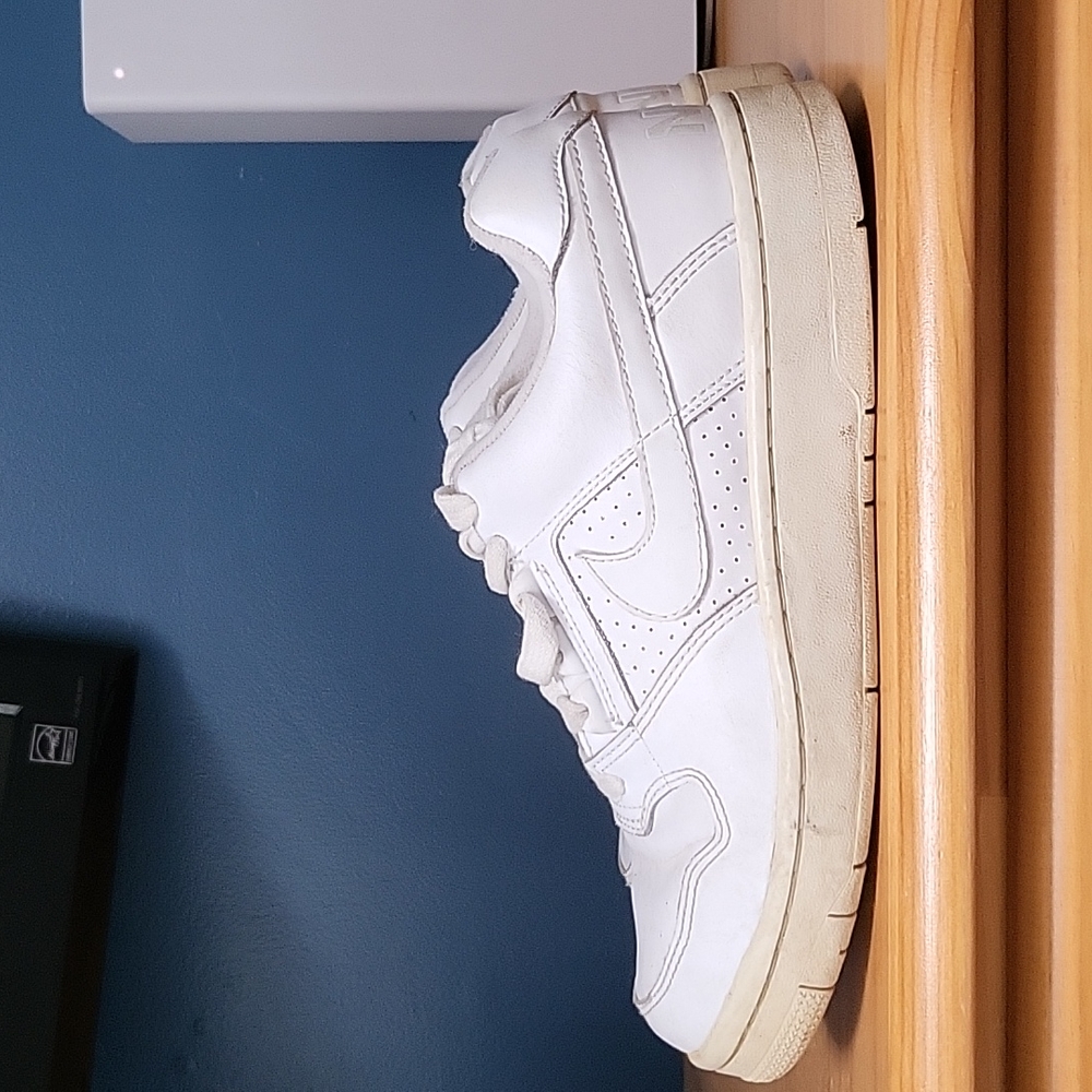 VINTAGE NIKE SNEAKERS